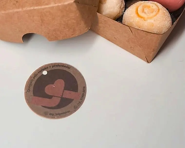 Caixa da L.P Brigadeiros com a tag da marca