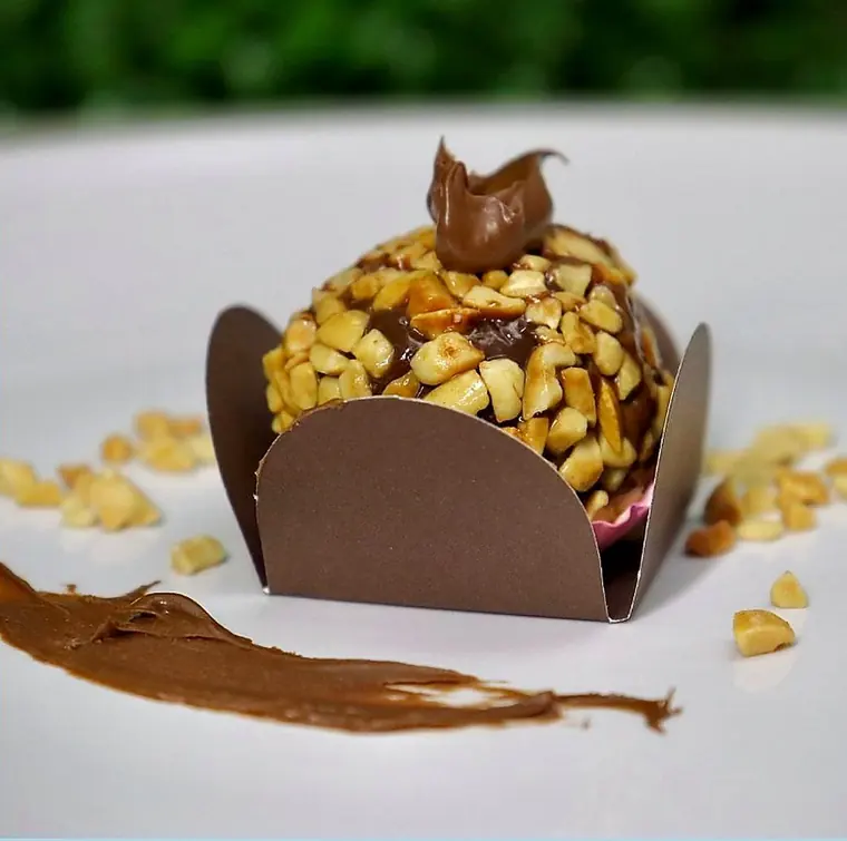 Brigadeiro de Ferrero Rocher coberto de avelãs, com um toque de creme de avelã por cima