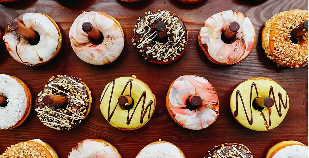 Tábua com mini donuts de coberturas variadas