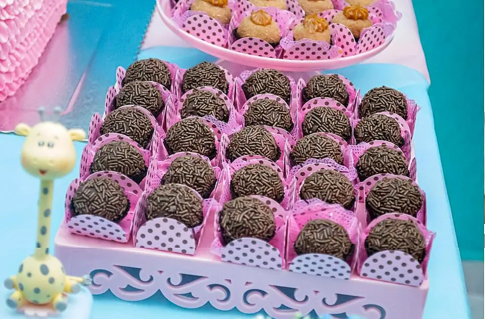 Brigadeiros para festa no Guarujá, mesa montada com bandejas de doces