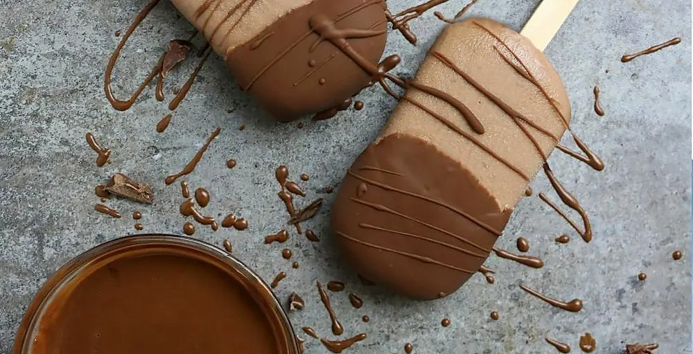 Picolés de chocolate cremosos com calda por cima